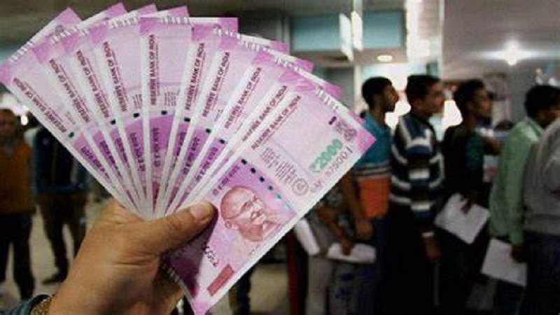 2000 रुपये का नोट: जमा करने के पहले दिन मची अफरा-तफरी