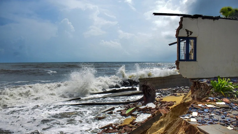 महातूफान का तांडव: बिपरजॉय का लैंडफॉल...कहीं पेड़ तो कहीं गिरे खंभे, आज दिखेगा तबाही का मंजर