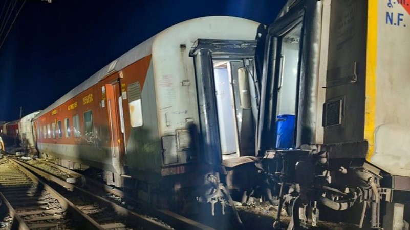 Bihar train accident :नॉर्थ ईस्ट एक्सप्रेस के 6 डिब्बे पटरी से उतरे, 4 की मौत, 70जख्मी, ये हो सकती है वजह
