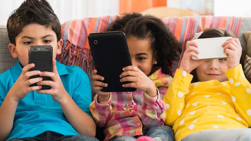 क्या स्मार्टफोन का ज्यादा इस्तेमाल कर रहा है बच्चों को भावात्मक रूप से अस्थिर..?