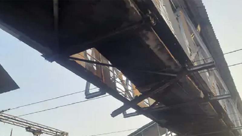 महाराष्ट्र में रेलवे फुट ब्रिज का स्लैब धंसने से 60 फीट नीचे रेलवे ट्रैक पर गिरे लोग, महिला की मौत
